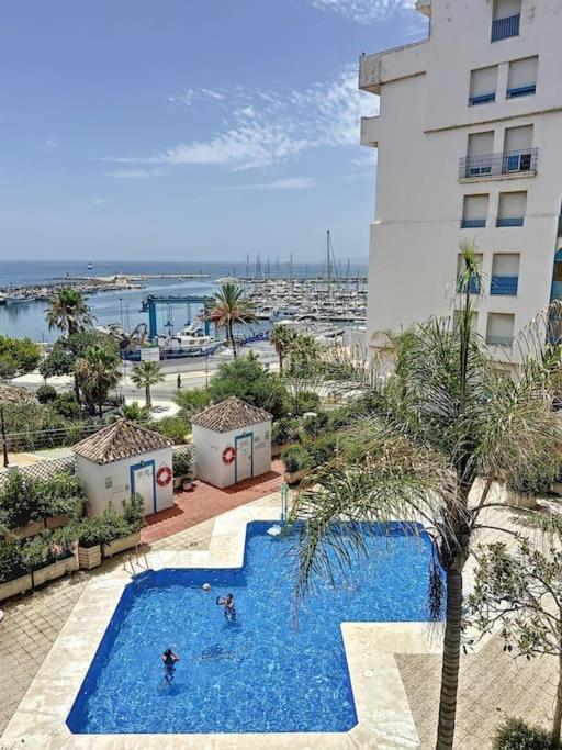 Oferta última hora! Con vistas al mar y piscina i Estepona ...