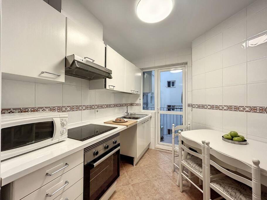 Oferta última hora! Con vistas al mar y piscina i Estepona ...