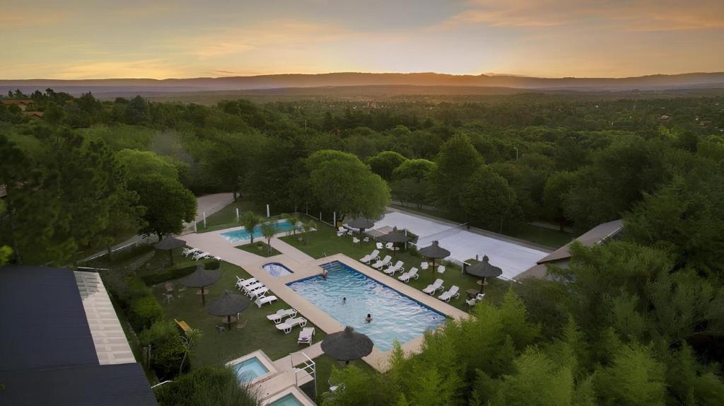 an overhead view of a swimming pool with chairs and trees at Aldea de los Pajaros in Villa General Belgrano