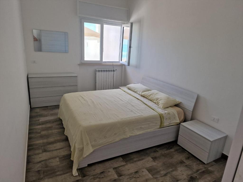 Postel nebo postele na pokoji v ubytování the suite on the beach