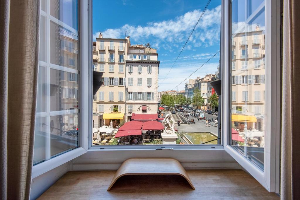 une fenêtre avec un banc donnant sur une rue dans l'établissement Cours Estienne D'Orves, à Marseille