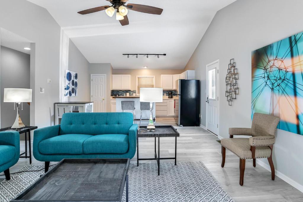 uma sala de estar com um sofá e uma mesa em South Asheville Townhome 12 B em Arden