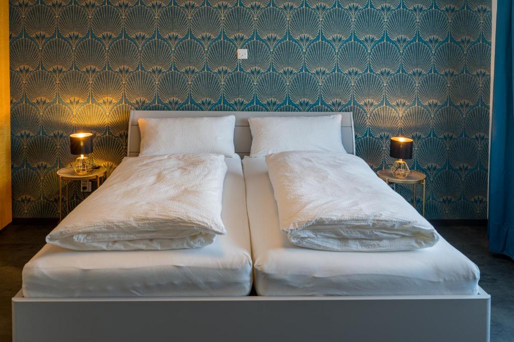 two beds sitting next to each other in a room at Ferienwohnung Nadine Petschler in Obereisenheim
