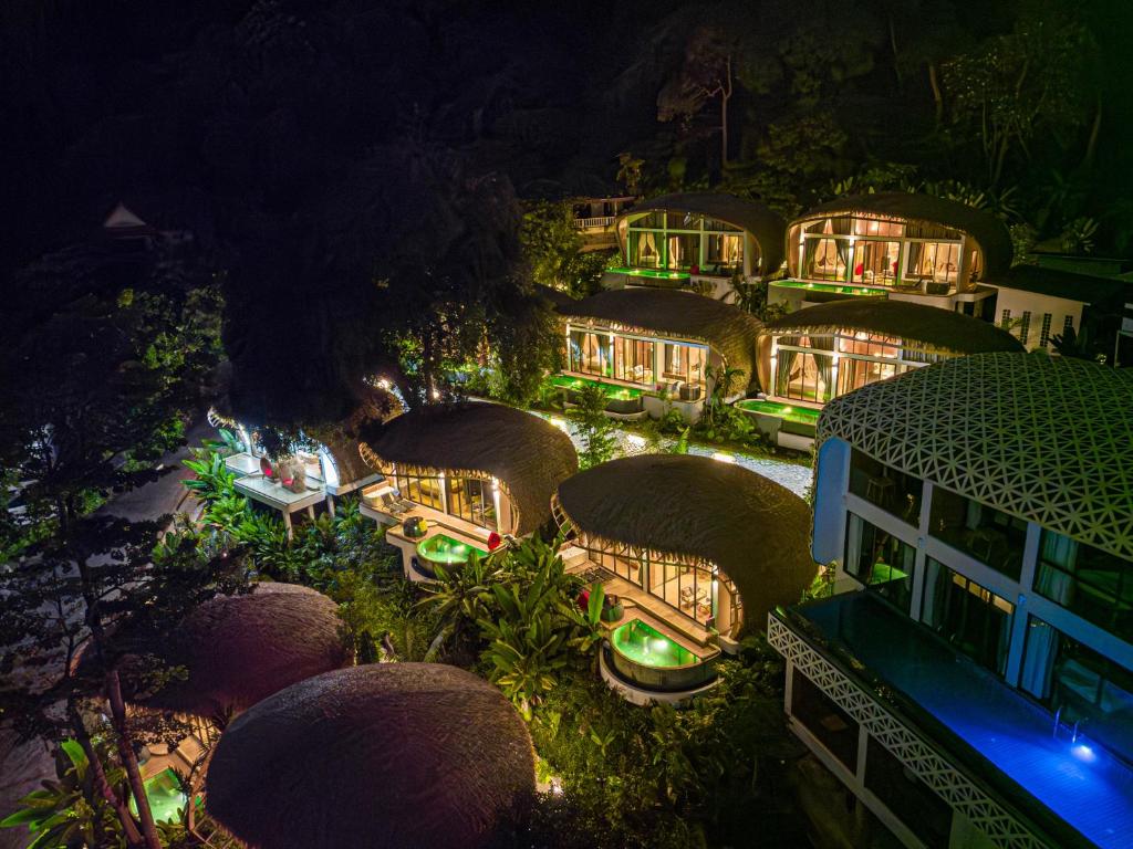 巴東海灘的住宿－Three Monkeys Villas，夜间享有度假村的空中景致