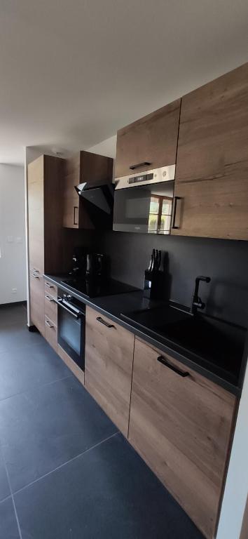 Kuchyň nebo kuchyňský kout v ubytování Géraniums Et Neige Fraîche, Maison d'Hôtes avec Suites Haut de Gamme, Balnéo massante et Sauna privés