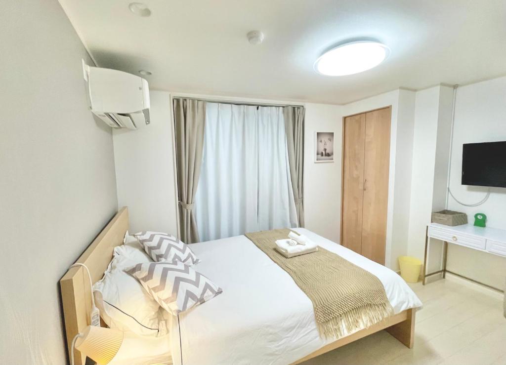 Postel nebo postele na pokoji v ubytování KOSUMOSU Ikebukuro Shinjuku Private House