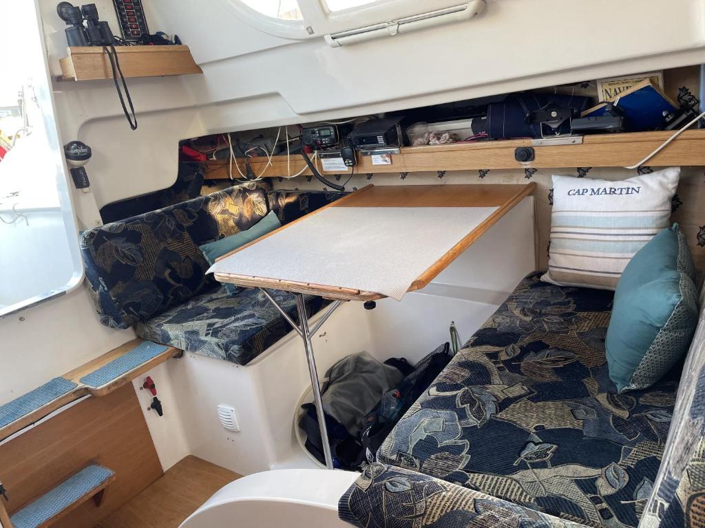 uma vista para o interior de um barco com uma mesa em Veleiro Senhora Brava em Olhão