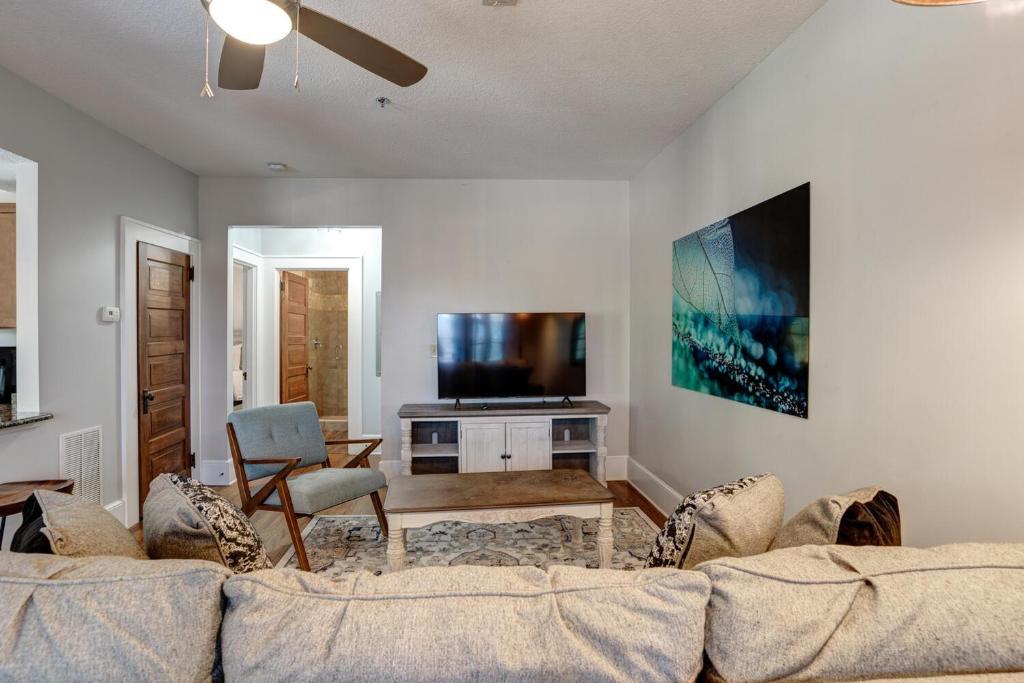 TV a/nebo společenská místnost v ubytování Historic King James 202