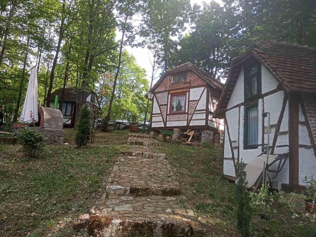 um grupo de pequenas casas na floresta em Etno selo Krugerdorf 