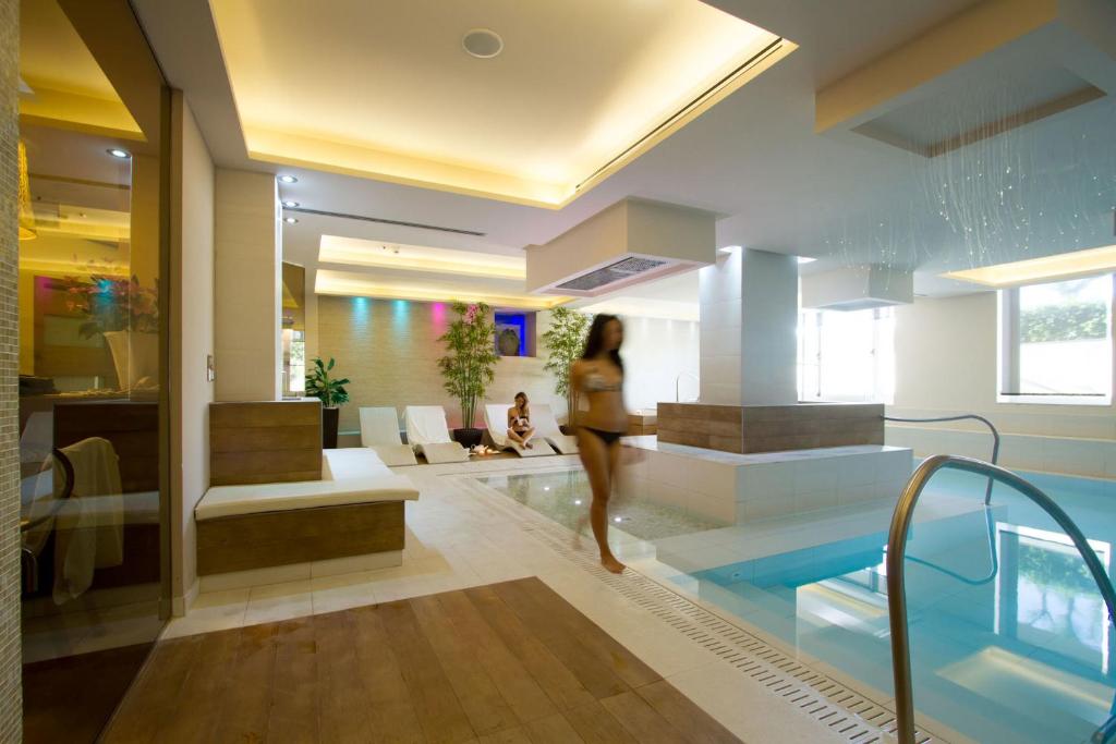 Bazén v ubytování Hotel Miramare nebo v jeho okolí