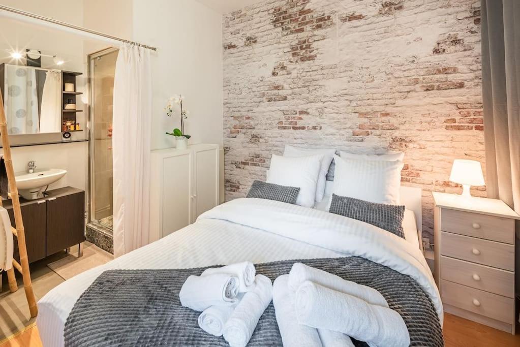 ein Schlafzimmer mit einem Bett mit Handtüchern darauf in der Unterkunft L'élégant-Parking privé-10min strasbourg-NBSimmo in Bischheim