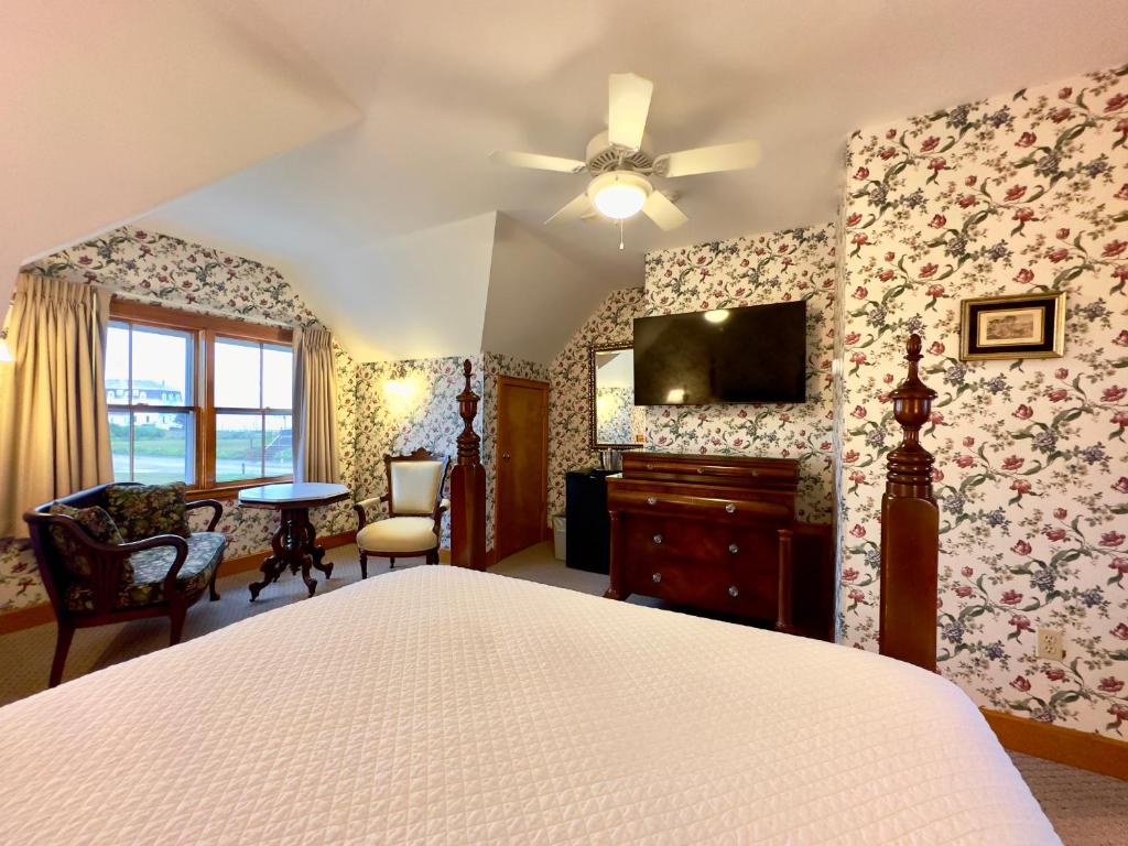 TV a/nebo společenská místnost v ubytování Rose Farm Inn