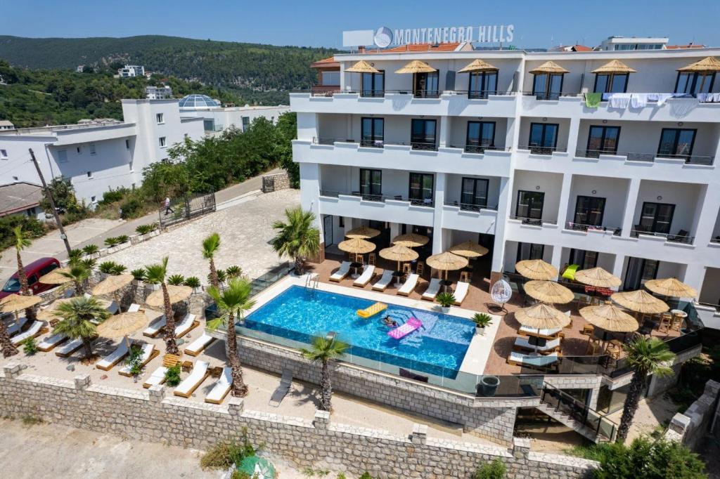 eine Luftansicht eines Hotels mit Pool in der Unterkunft Apartments Montenegro Hills Ulcinj in Ulcinj