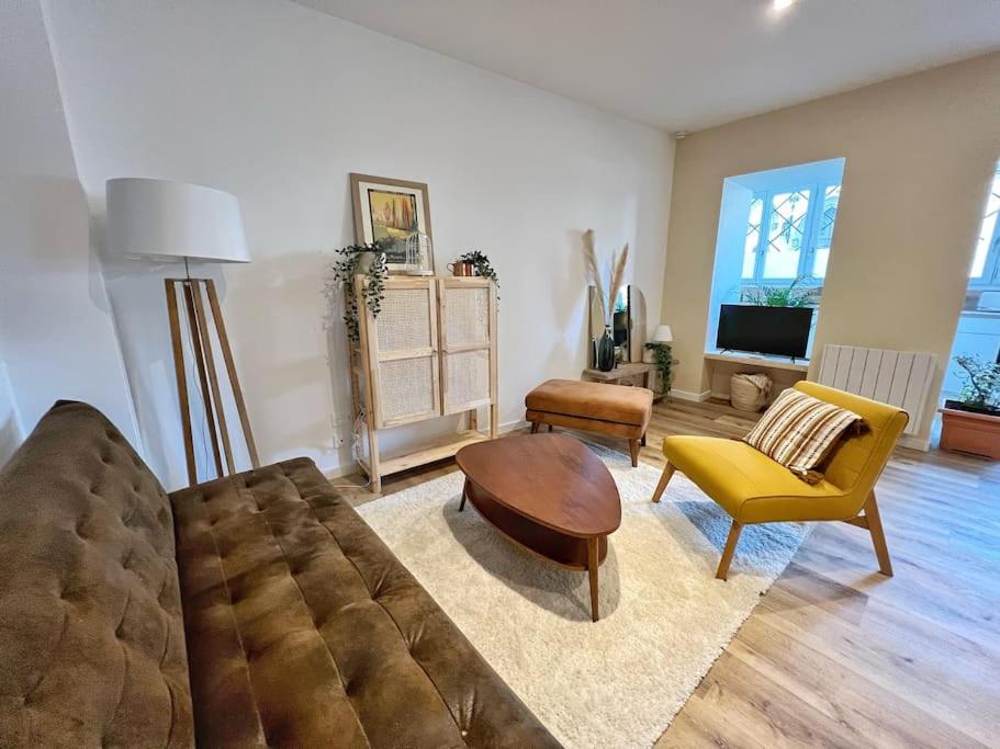 una sala de estar con un sofá y una mesa en Le grand cocon - Coeur de ville, en La Rochelle