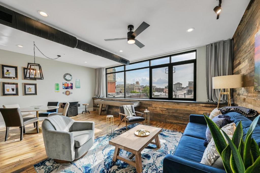 Et opholdsområde på Fantastic 2 Bedroom 2 Bath Condo