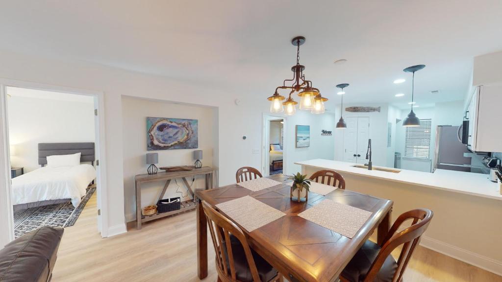 une cuisine et une salle à manger avec une table à manger ainsi qu'une chambre dans l'établissement Deluxe 2BR Villa amidst Pawleys Islands Fairway, à Pawleys Island