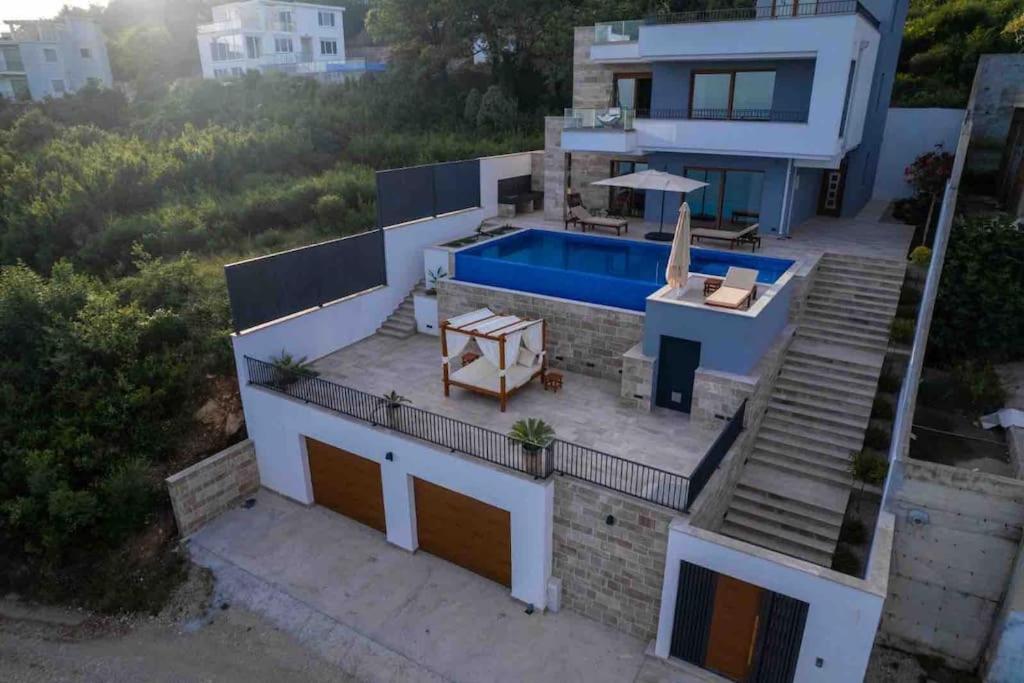 eine Luftansicht eines Hauses mit Pool in der Unterkunft Villa Infinity in Sutomore