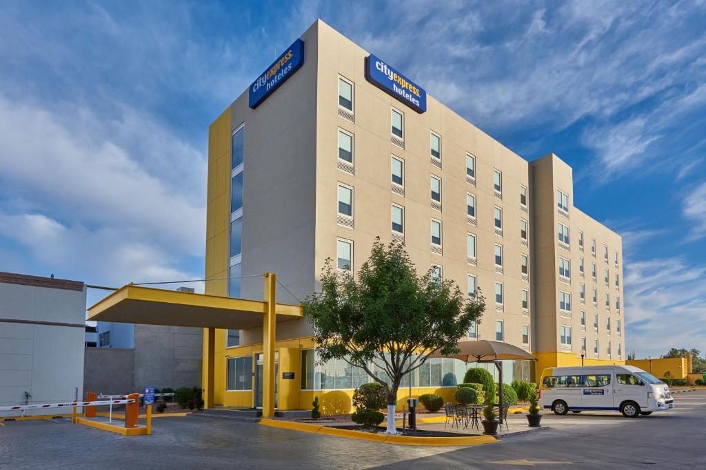 hotel z furgonetką zaparkowaną przed nim w obiekcie City Express by Marriott Ciudad Juárez w mieście Ciudad Juárez