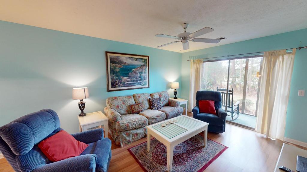 ein Wohnzimmer mit einem Sofa und 2 Stühlen in der Unterkunft Relax in Style 2BR True Blue Resort Villa in Pawleys Island