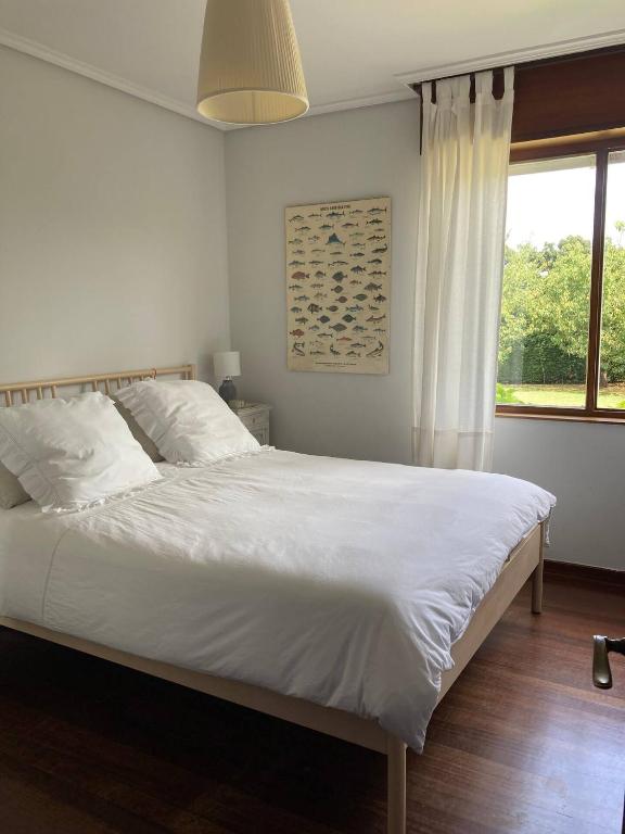 A bed or beds in a room at Perfect Chalet for Beach Lovers and Golfers