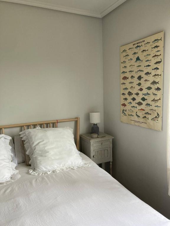 A bed or beds in a room at Perfect Chalet for Beach Lovers and Golfers