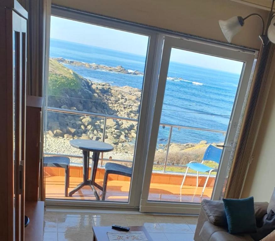 sala de estar con vistas al océano en Beiramar, en Muxía