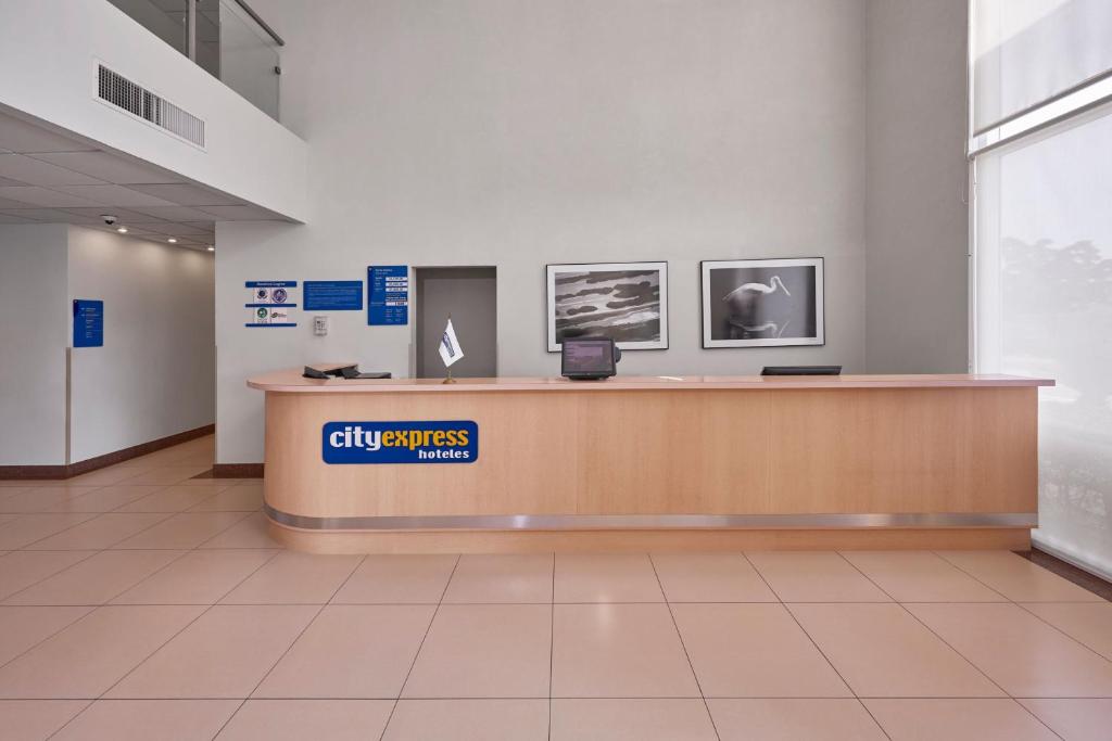 un vestíbulo de un hospital con recepción en City Express by Marriott Culiacan, en Culiacán