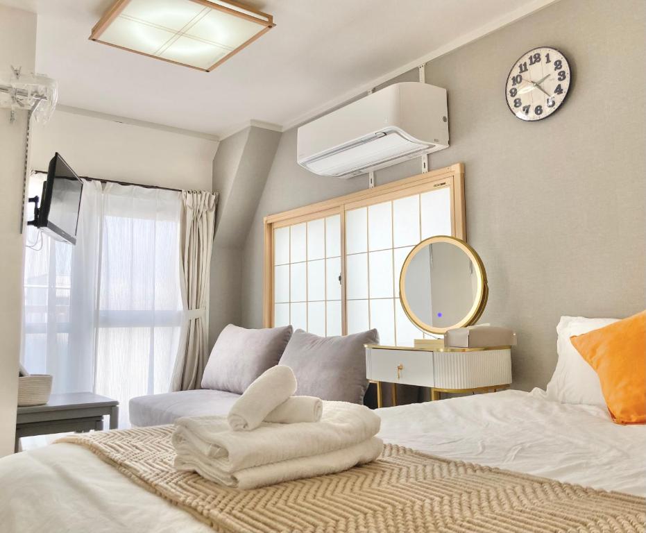 Postel nebo postele na pokoji v ubytování KOSUMOSU Ikebukuro Shinjuku Private House