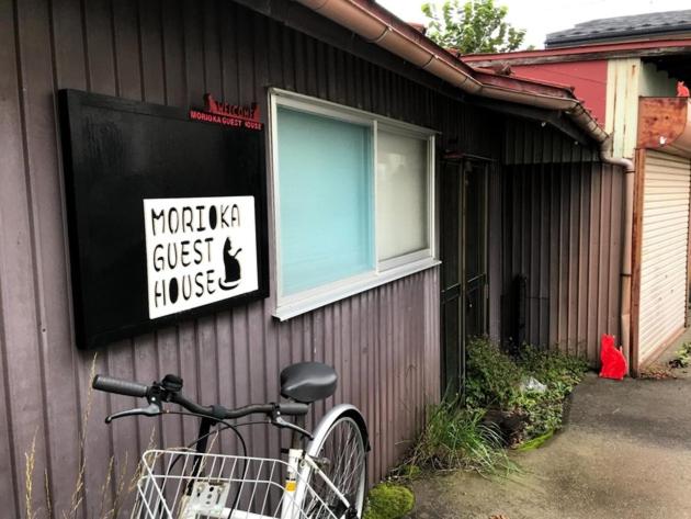 un vélo garé à côté d'un bâtiment avec fenêtre dans l'établissement Female Only Dormitory 4beds room- Vacation STAY 14308v, à Morioka