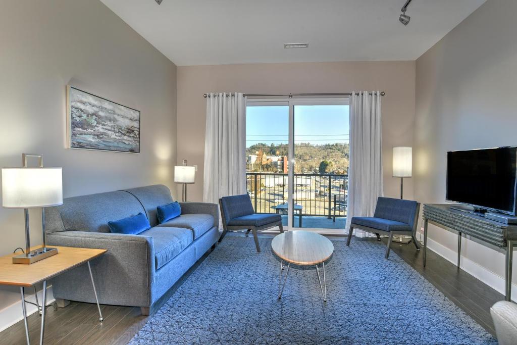 ein Wohnzimmer mit Sofa und Fernseher in der Unterkunft 45 Asheland Avenue Unit 306 in Asheville
