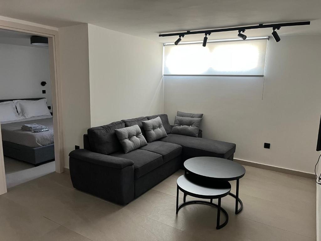 salon z kanapą, stołem i łóżkiem w obiekcie Cozy private house brand new w Atenach