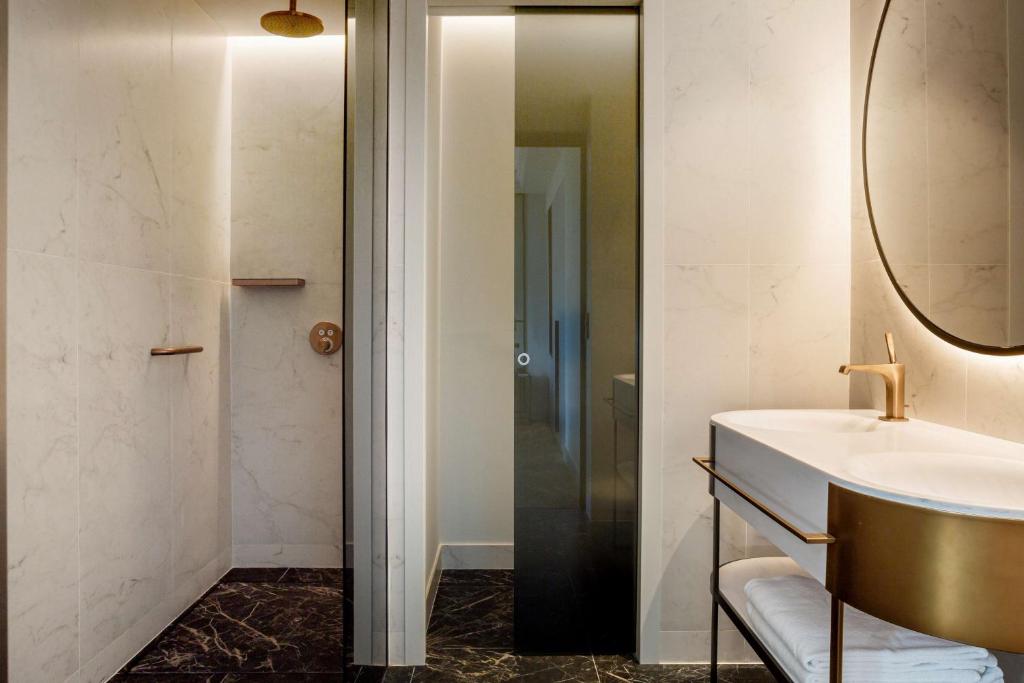 
Superior Collection Room
