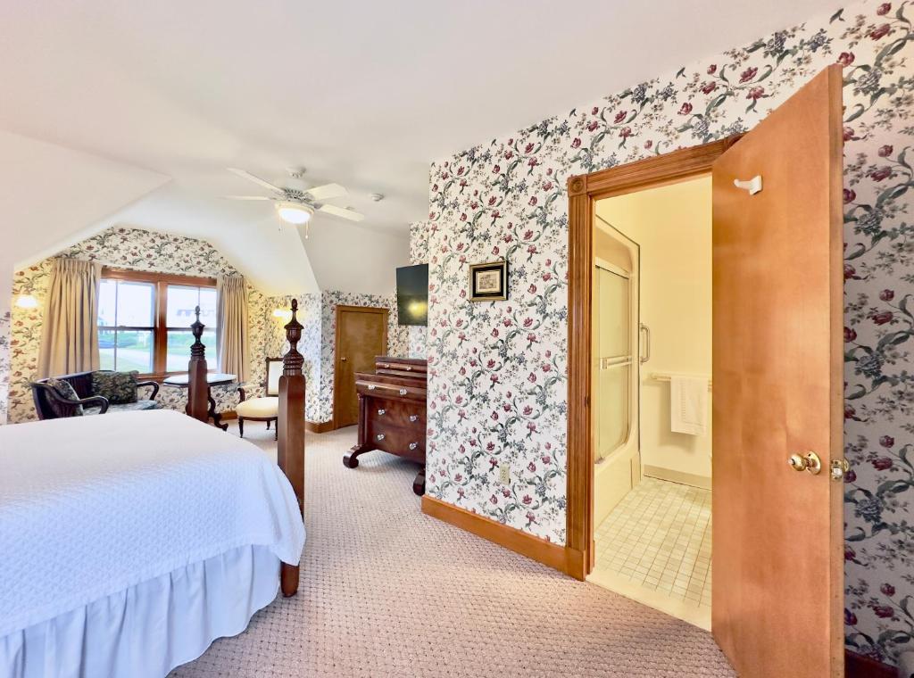 Postel nebo postele na pokoji v ubytování Rose Farm Inn