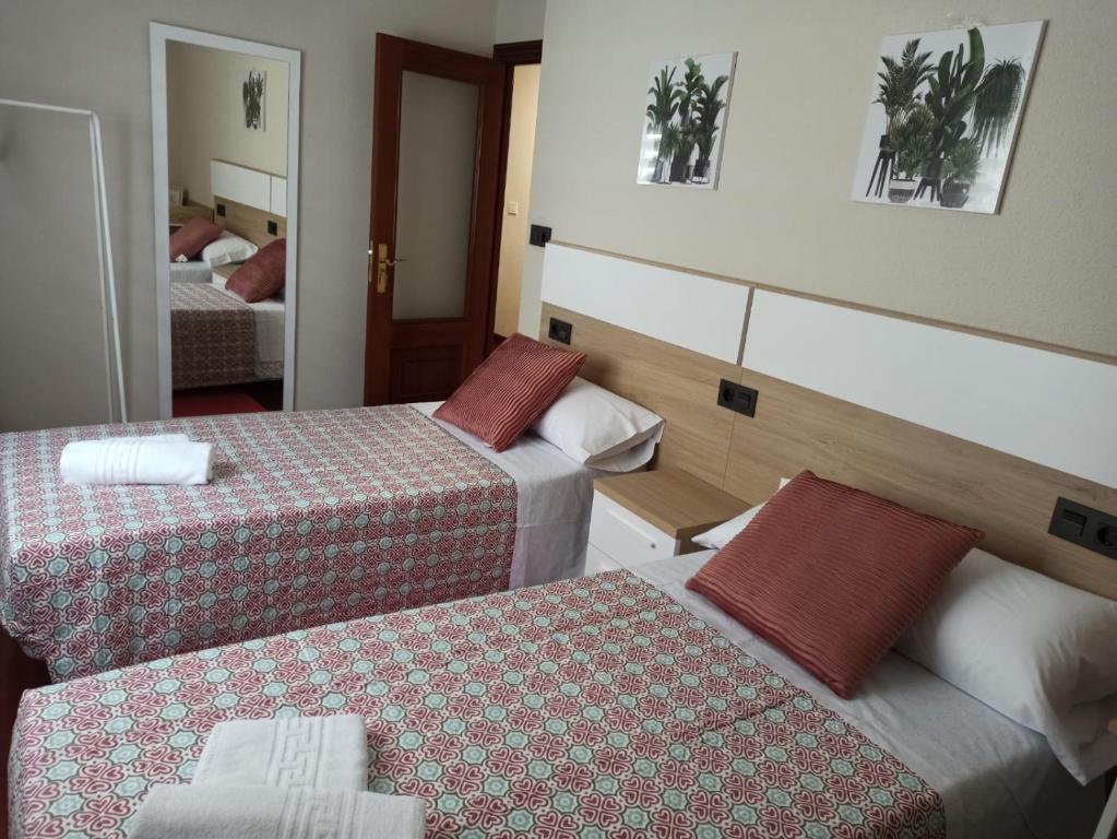 帕拉斯德雷的住宿－Casa andaina，酒店客房,设有两张床和镜子