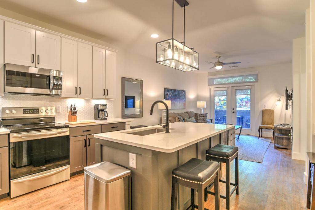 Køkken eller tekøkken på 55 South Market Condo 108