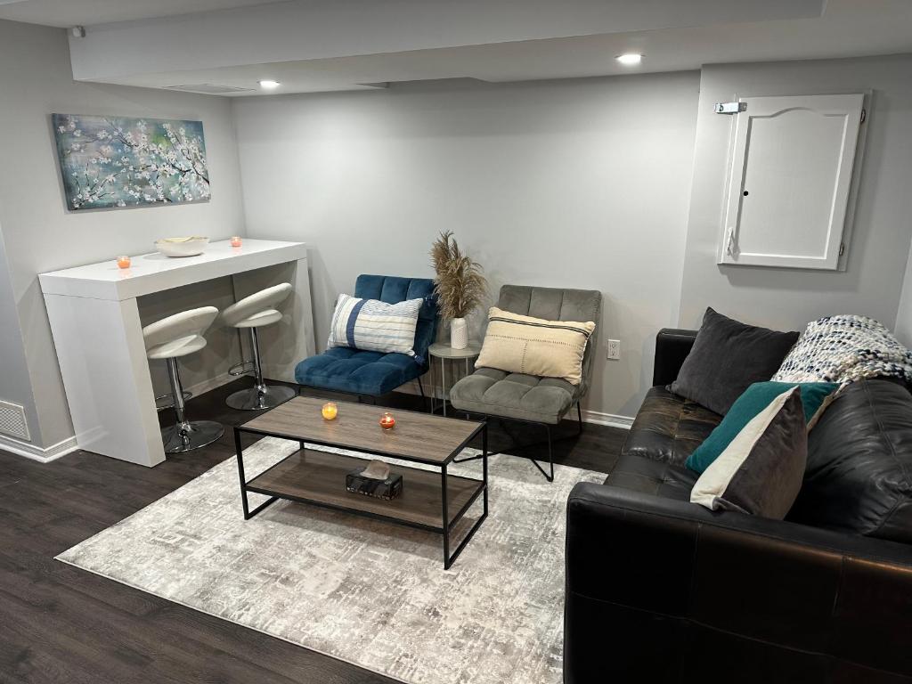 Luxurious and modern one bedroom basement suite. في برامبتون: غرفة معيشة مع أريكة وطاولة