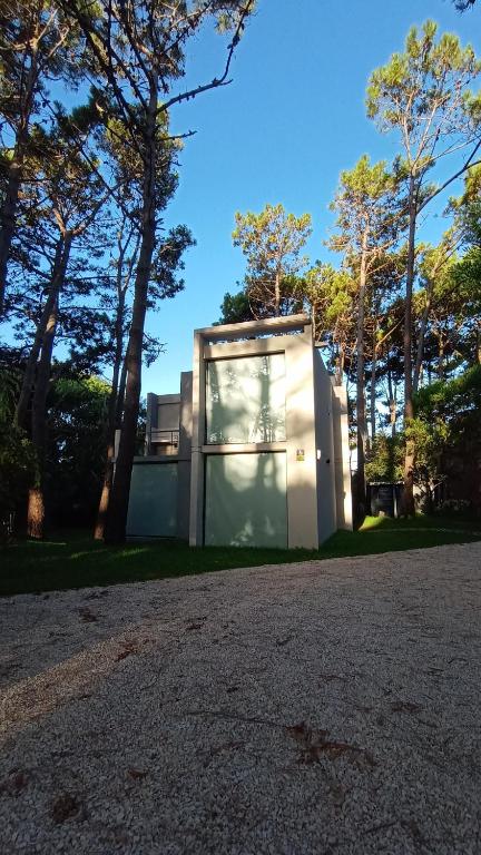 una casa con una puerta de cristal al lado de una carretera en Lucero en Balneario Mar Azul