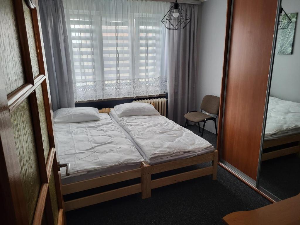 Postel nebo postele na pokoji v ubytování Apartament Sosnowy z parkingiem