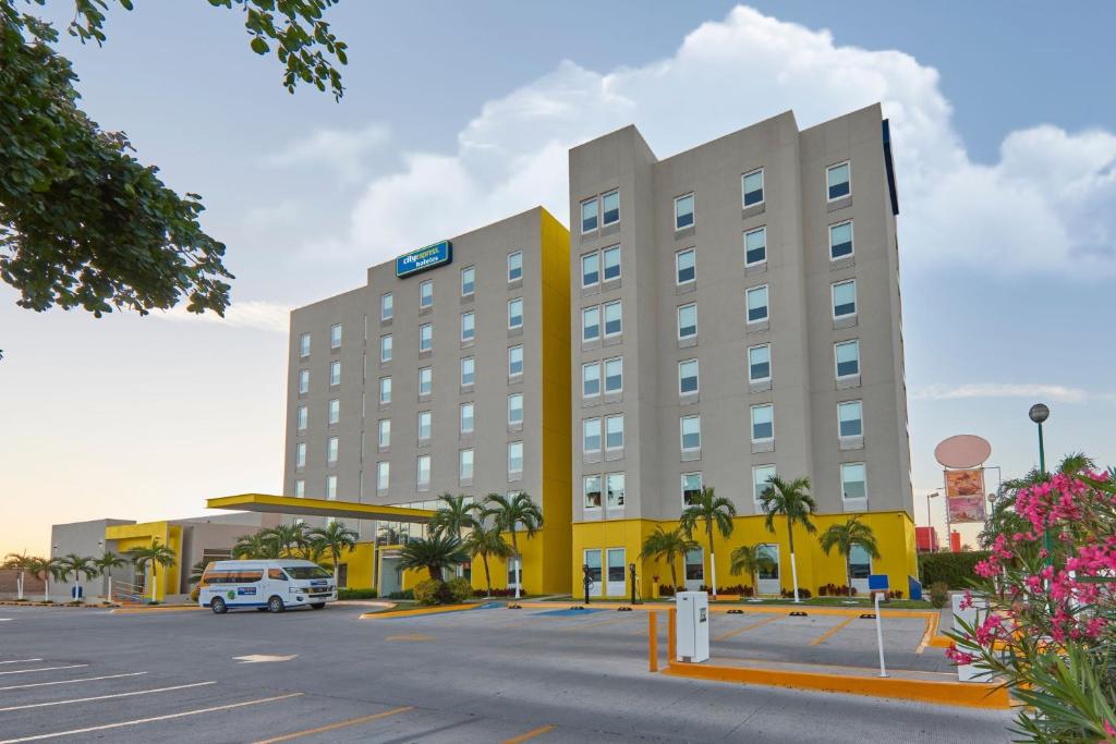 a rendering of a hotel in a parking lot at City Express by Marriott Los Mochis in Los Mochis