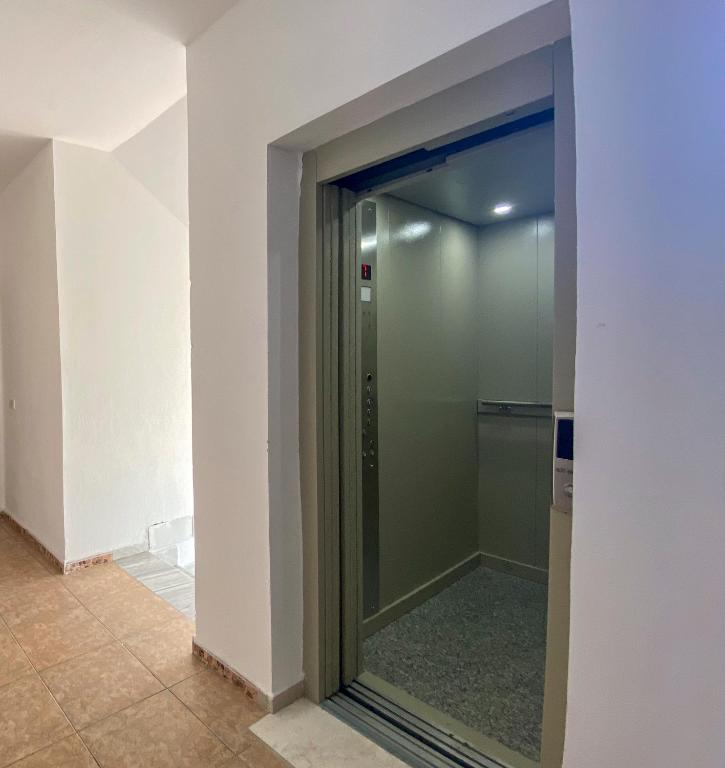 The White Corner - Image 8