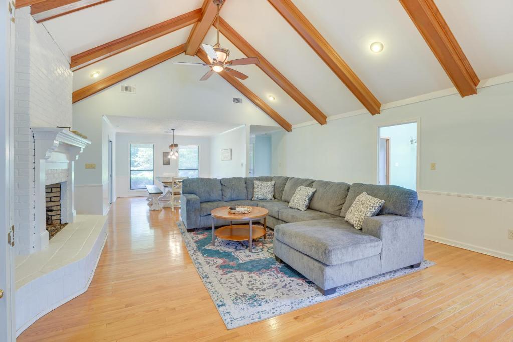 ein Wohnzimmer mit einem Sofa und einem Tisch in der Unterkunft Remote Greensboro Vacation Rental with Game Room! 