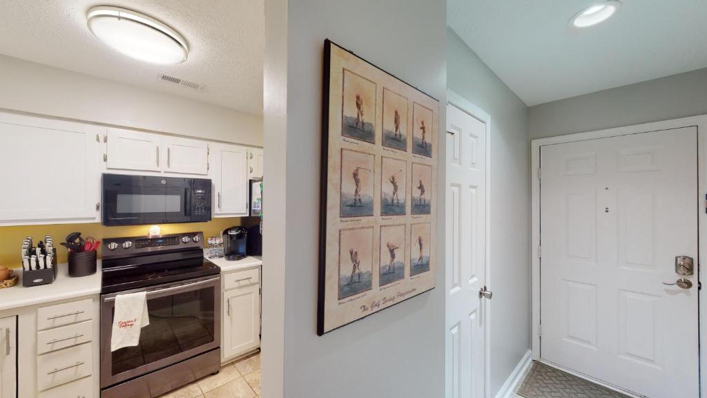 Η κουζίνα ή μικρή κουζίνα στο Fairway Retreat 2BR Pawleys Island Golf Paradise