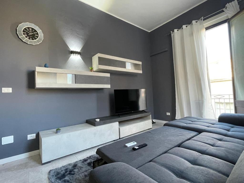 een slaapkamer met een groot bed en een flatscreen-tv bij Residenza del Borgo in Siracusa