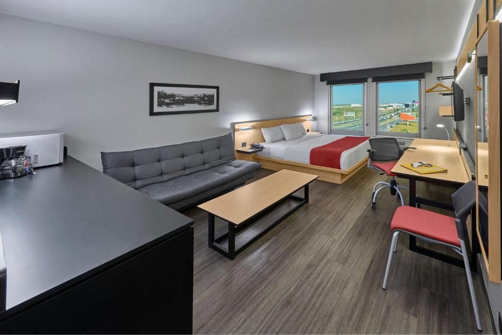City Express by Marriott Monterrey Aeropuerto - Superior Queen Room With Sofa Bed
