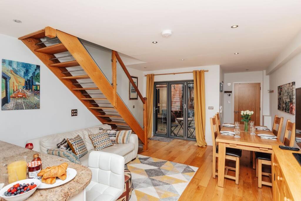 een woonkamer met een witte bank en een trap bij Peels yard - Central Henley in Henley on Thames