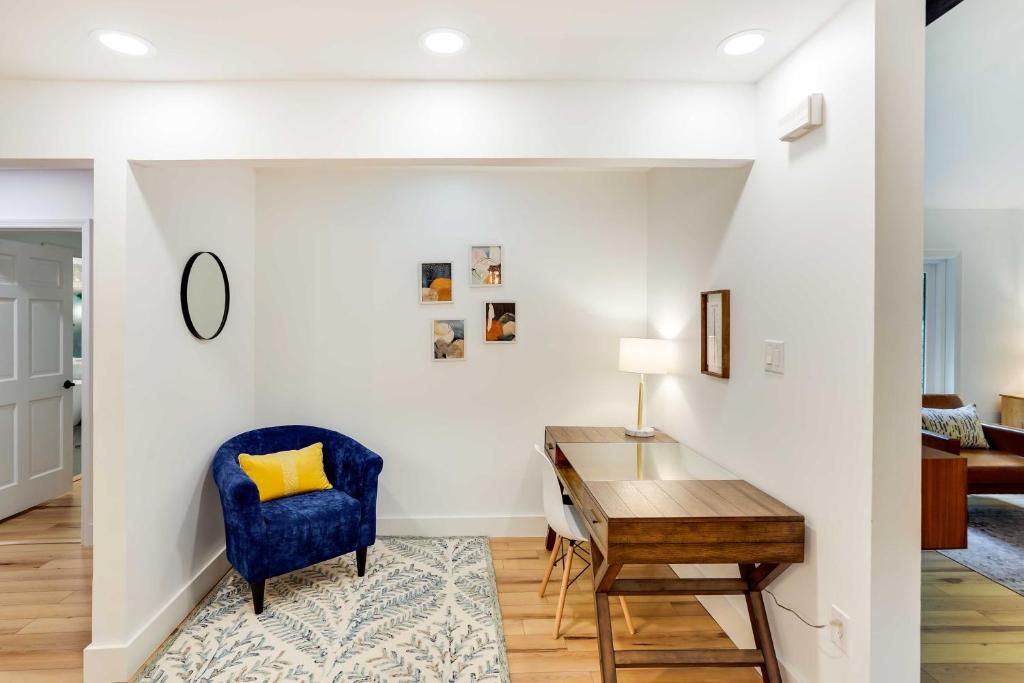 Posezení v ubytování Fully Remodeled Saugerties Retreat on 7 Acres!