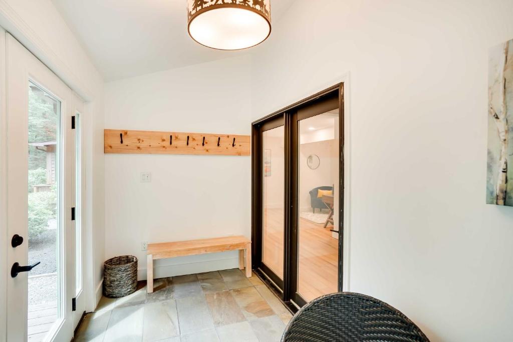 Fotografie z fotogalerie ubytování Fully Remodeled Saugerties Retreat on 7 Acres! v destinaci Saugerties