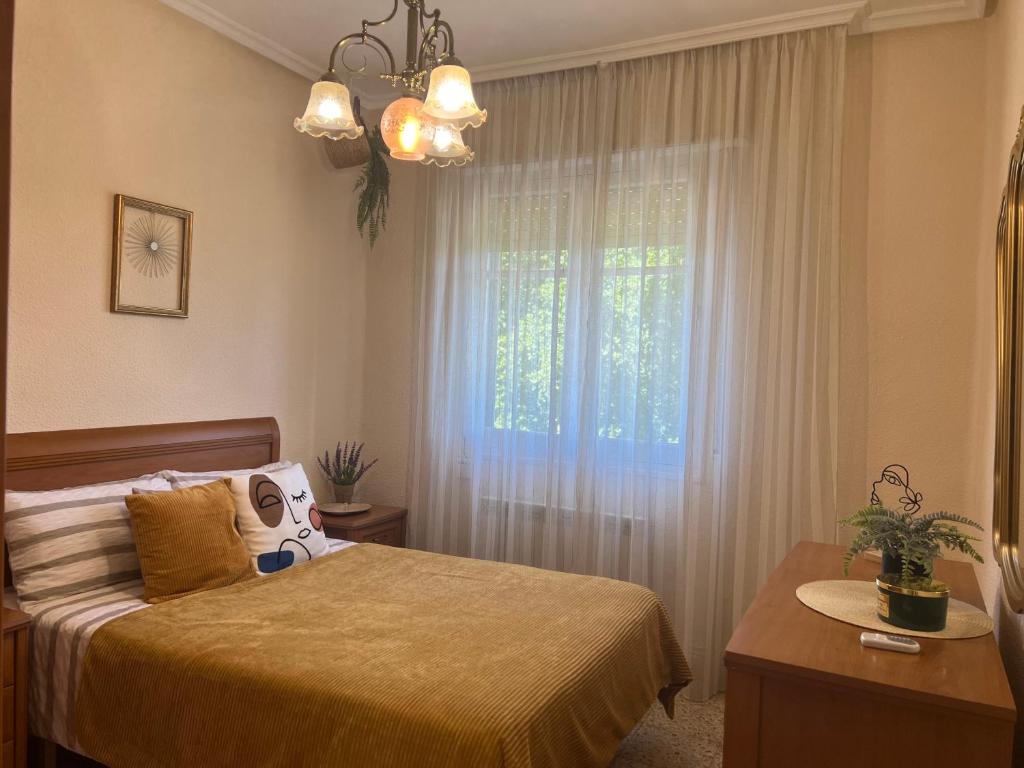 Postel nebo postele na pokoji v ubytování MURALLAS DE REVELIN & LAUREL -casco antiguo-