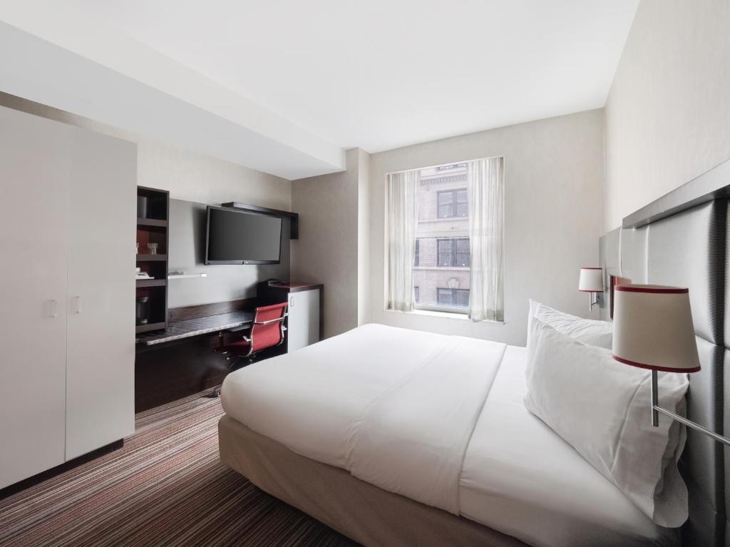 The Herald by LuxUrban - Deluxe King Room - Non-Smoking