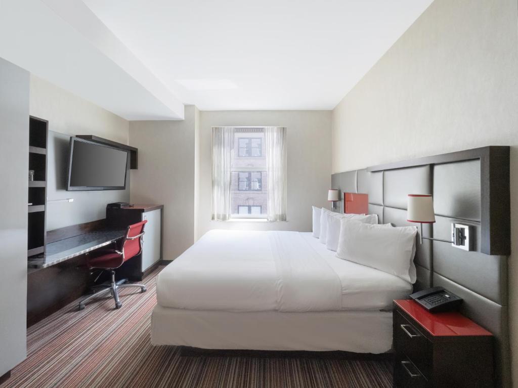 The Herald by LuxUrban - King Deluxe Room With Mobility Access And Roll-Shower, Non-Smoking